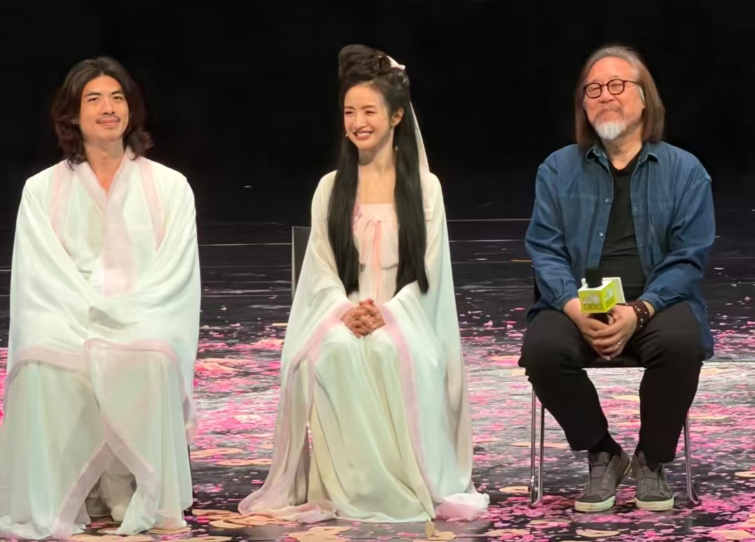 43岁林依晨首演《暗恋桃花源》，无滤镜怼脸状态超绝！