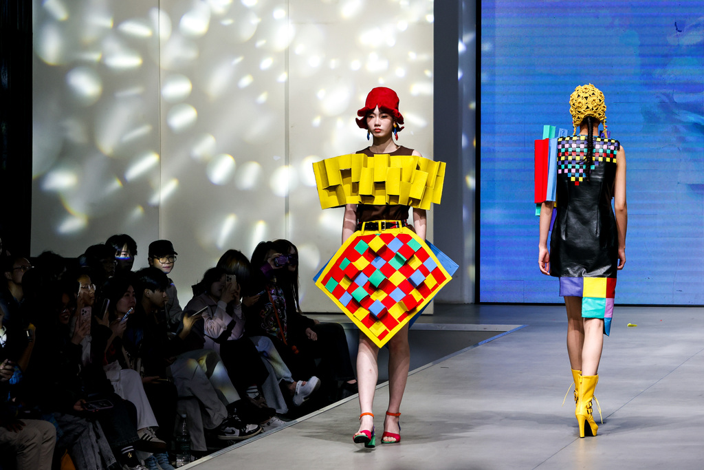 2026年“我们的时代”武汉纺织大学时装周在该校南湖校区服装学院表演厅开幕