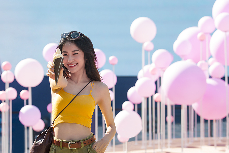 夏日街头｜黄裙冰淇淋 + 气球海，快乐直接超标🍦