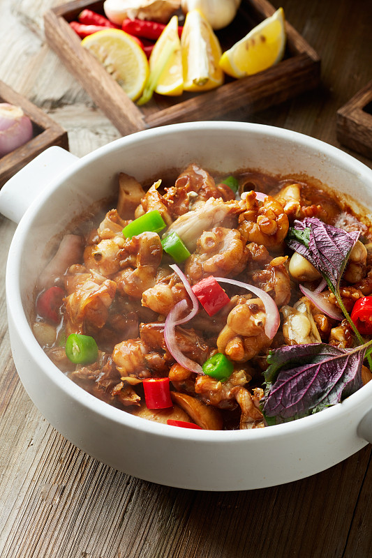 藏在烟火里的中式绝技：5 种小众烹饪技法，一口尝遍地域风味