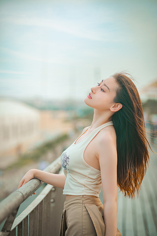 都市漫游日记🌆蓝裙的温柔，工装的飒爽,把城市的浪漫定格