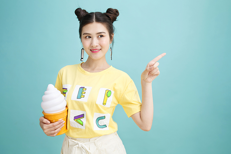 双马尾 + 冰淇淋🍦谁能拒绝元气满满的甜妹呀