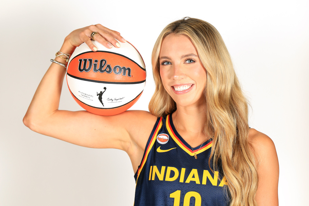 2026赛季WNBA（美国女子职业篮球联赛）媒体日：印第安纳狂热队球员集体拍摄肖像照