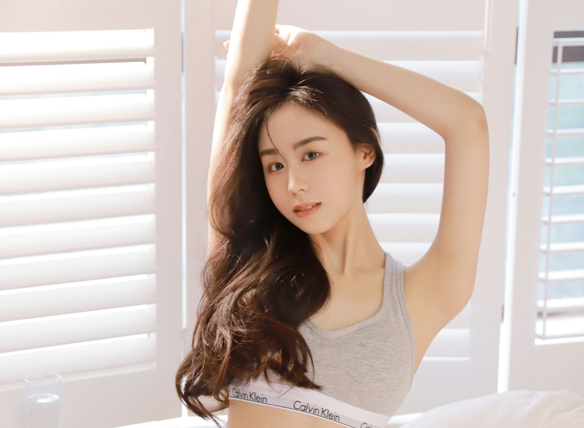 ☀️ 阳光与白纱，藏在卧室里的运动风少女