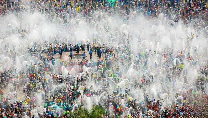 祝福变负担？颜值高被重点泼，云南傣族泼水节不文明现象引关注