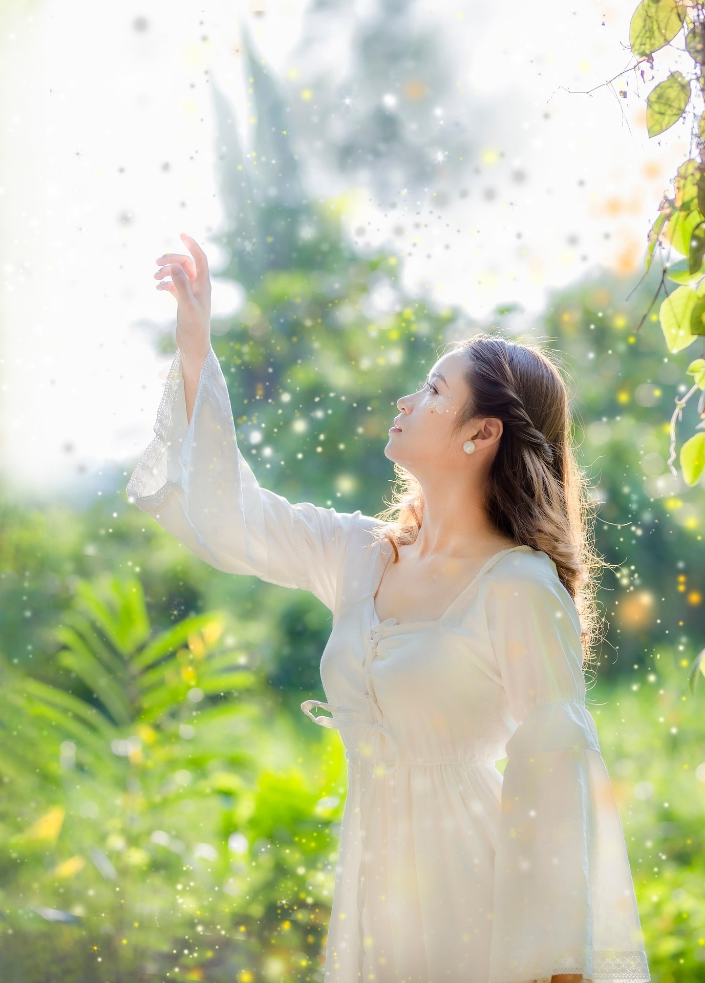 阳光穿过树隙 | 裙摆轻拂绿意 | 落入专属森林幻境