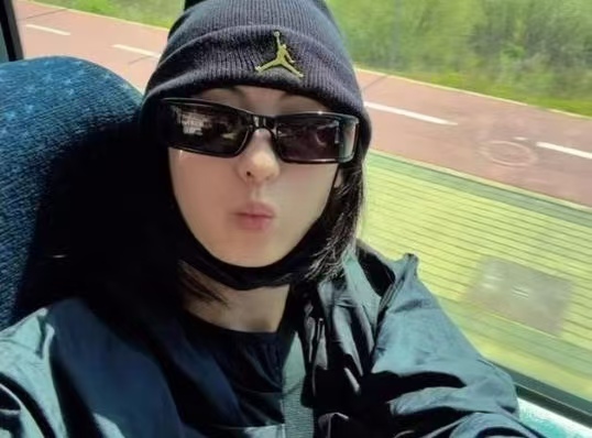 张柏芝晒二儿子排球赛场照，无修颜值惊艳全网，网友：不进圈可惜