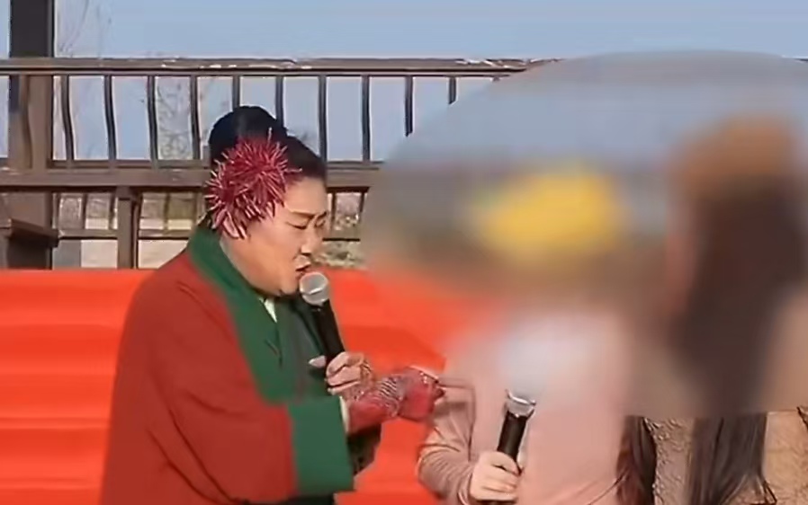 离谱到家！已婚男子钻厕所空档上台相亲，撒谎装离异，被老婆当场抓包