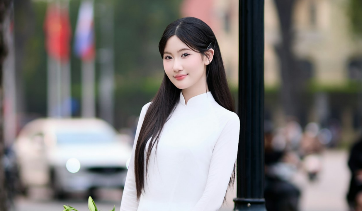 被温柔暴击😭！白衣少女的这组画面，每一帧都像电影截图💯