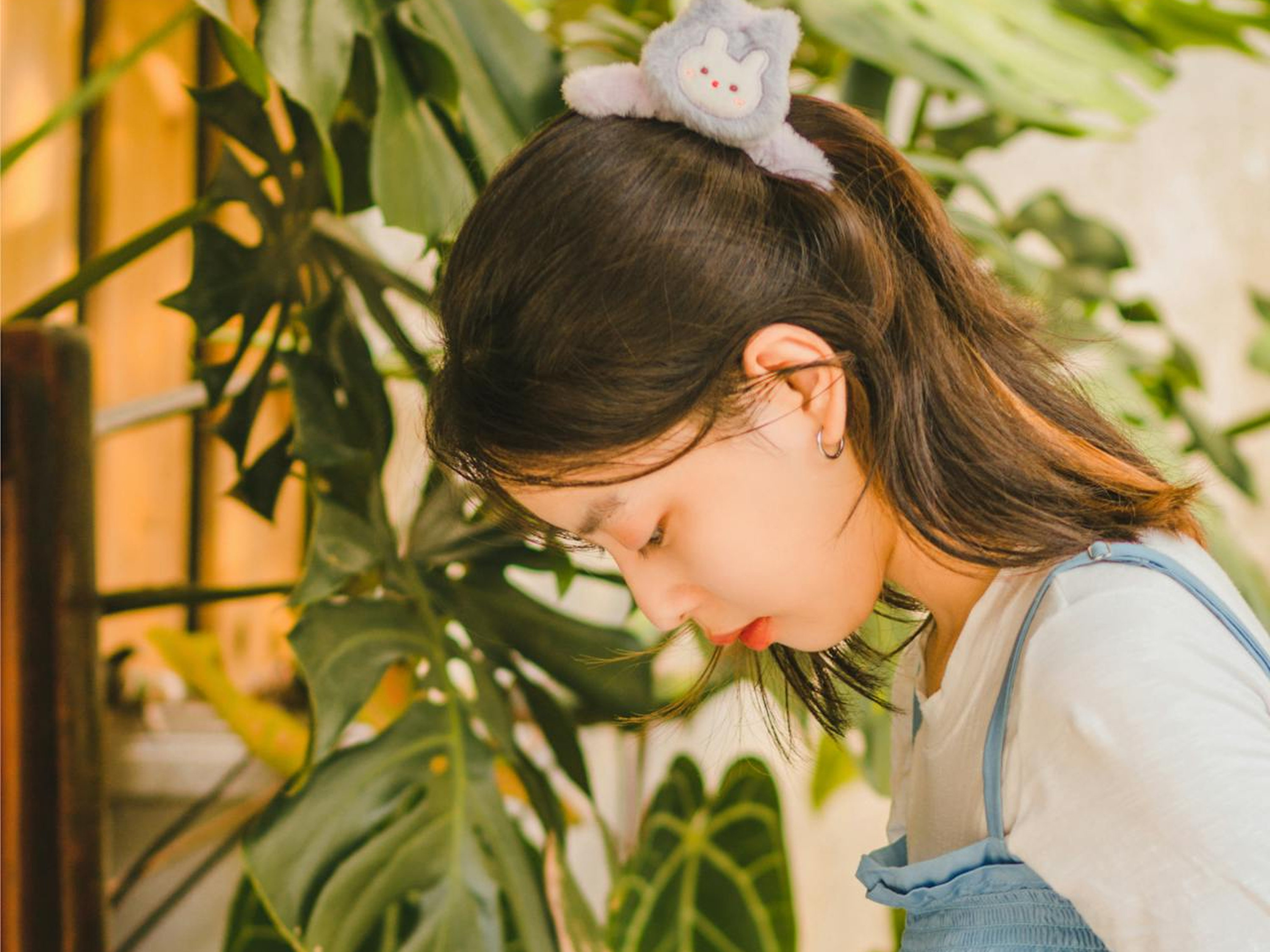 🌿绿植小屋里的温柔少女💙奶蓝吊带裙，把夏天穿在身上啦✨