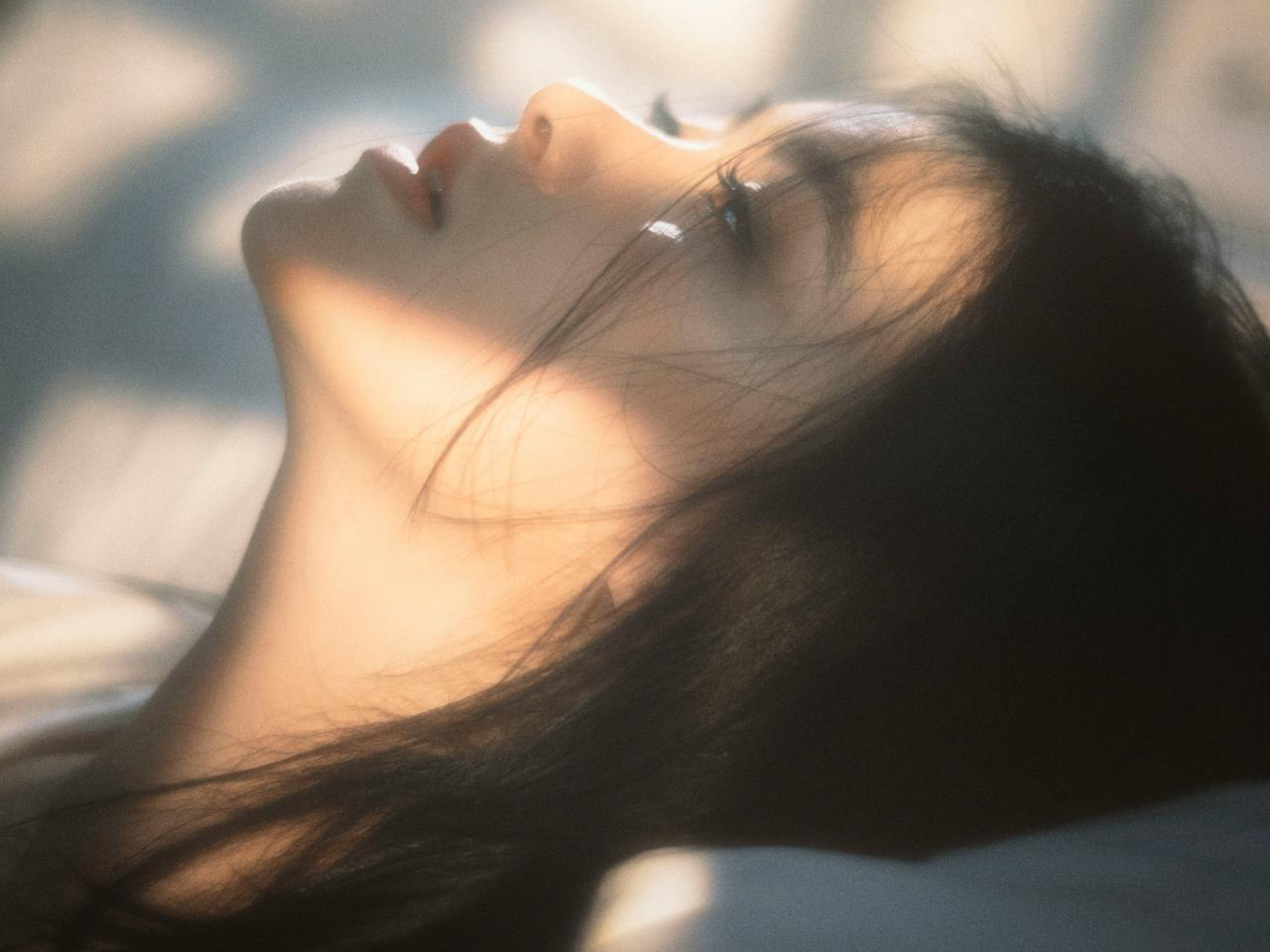 卧室里的温柔光影🌤️ 白衬衫慵懒感写真 自带电影感