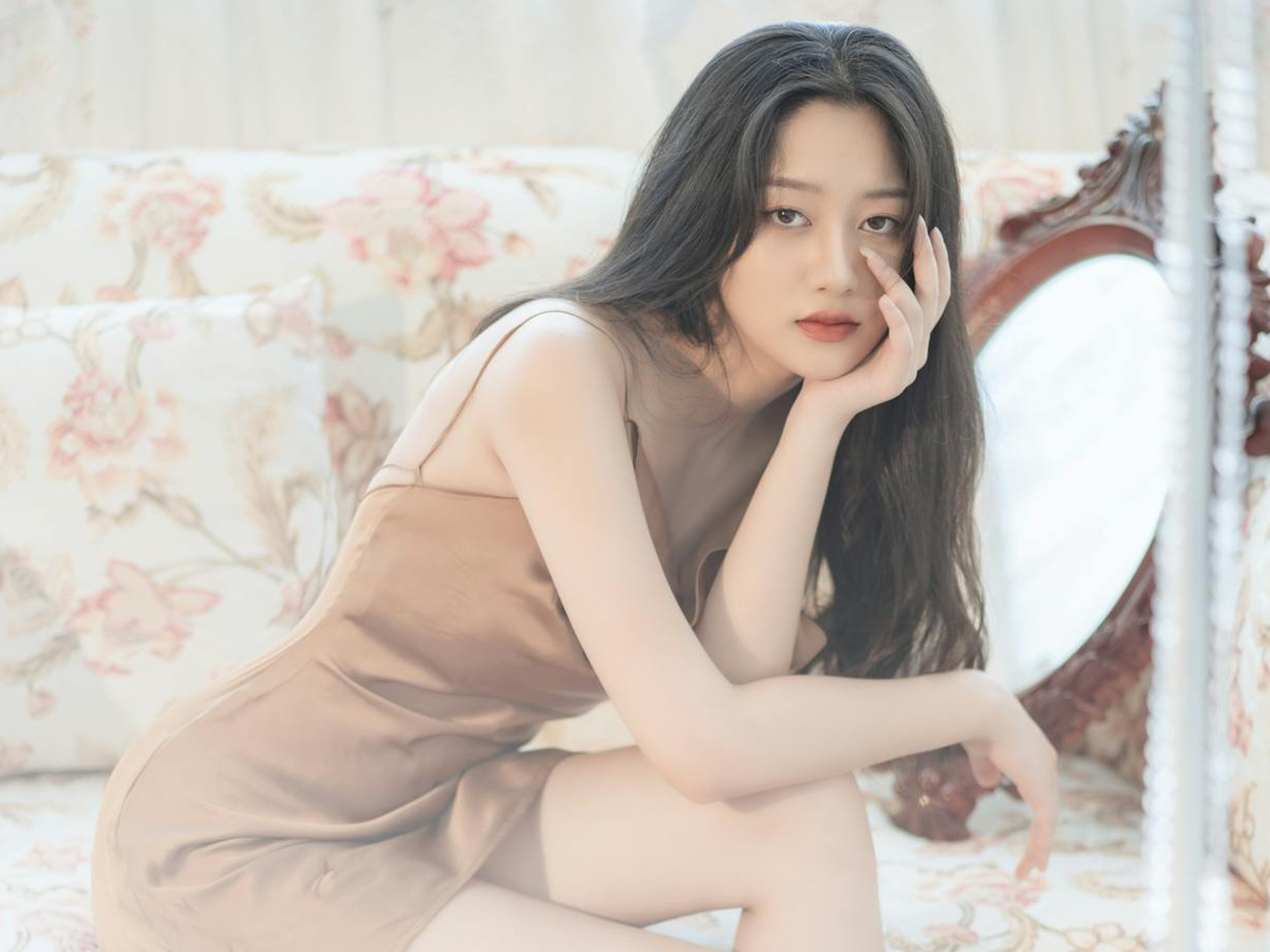 法式复古光影｜香槟色吊带裙｜解锁居家温柔风📸