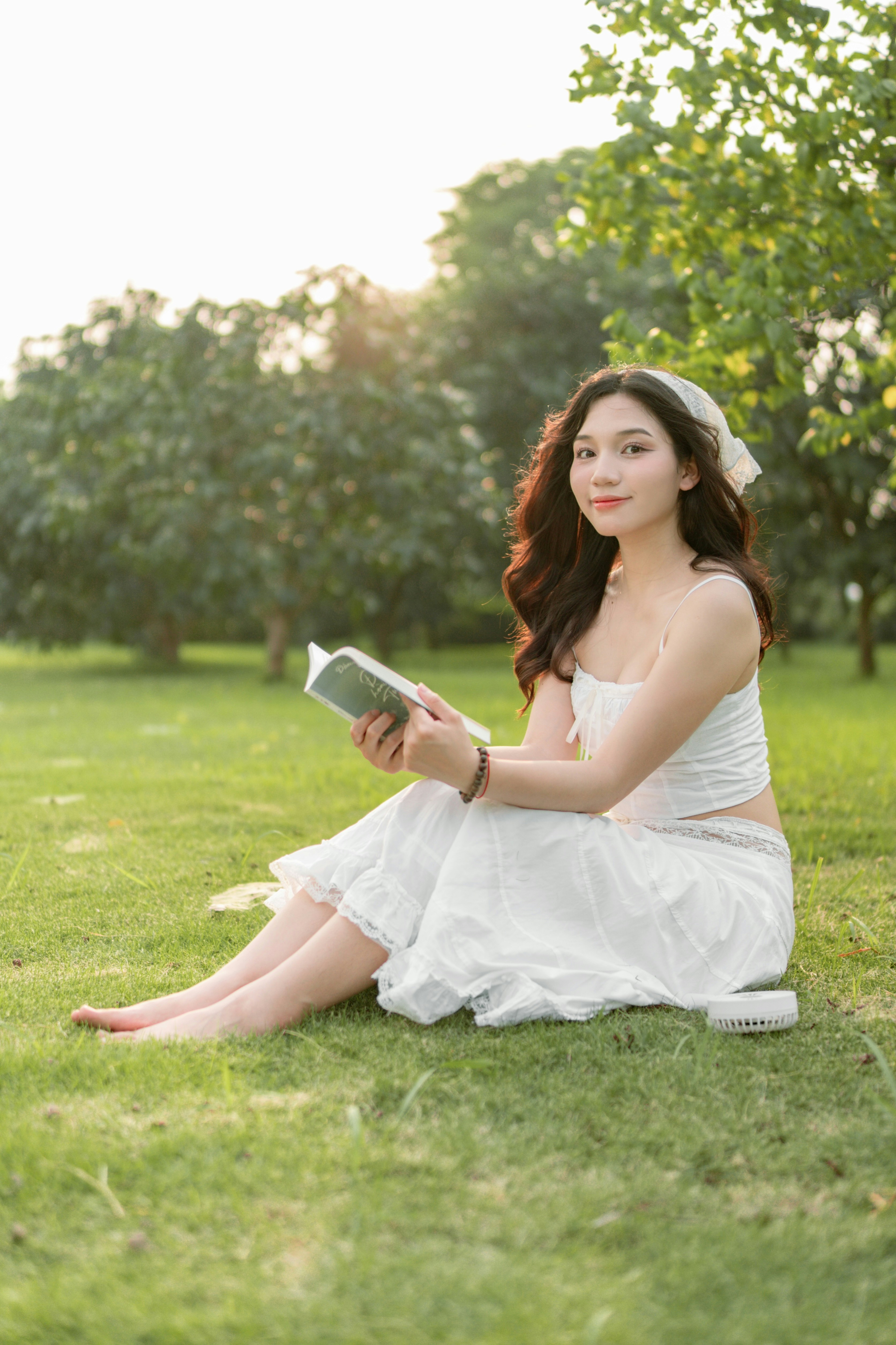 草地白裙少女｜手捧雏菊与书｜这清新感太治愈了