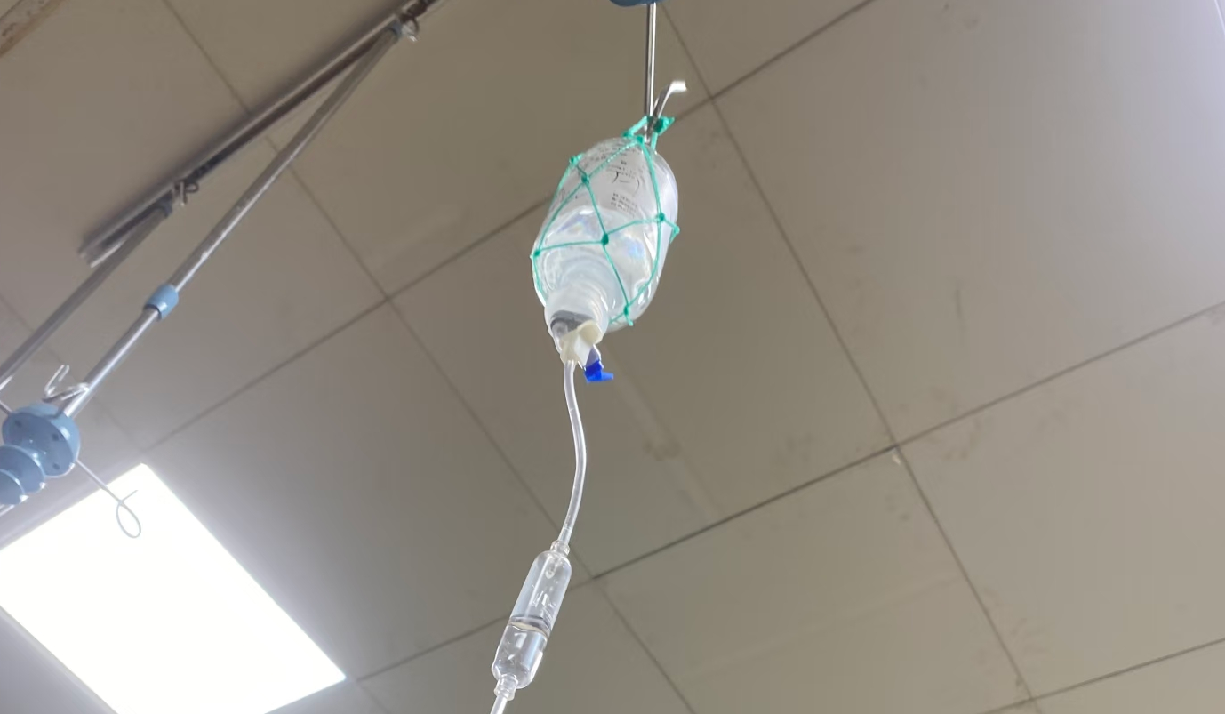 离谱！办公室敲窗开玩笑，竟把同事吓住院，赔偿445.4元收场