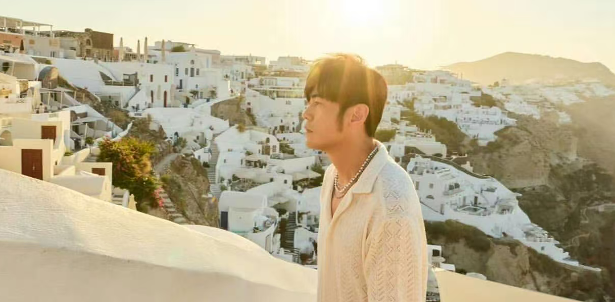 刷屏热搜！周杰伦杭州演唱会后台秀魔术，王俊凯杨迪反差感拉满