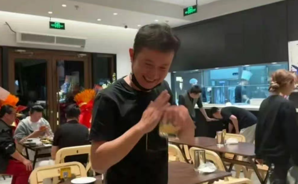 告别娱乐圈？演员文章变身餐厅老板，递菜单躬身微笑，服务比店员还认真