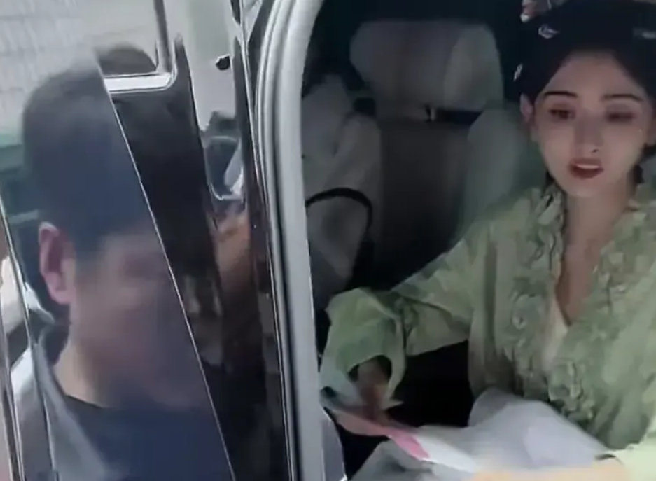 离谱！男粉闯宋祖儿《司宫令》片场求婚，拦车门逼婚，艺人吓懵下意识躲避
