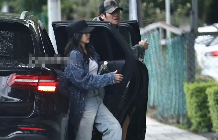 台媒拍实锤？曹格携神秘女子同居疑云，女方腹部微凸，怀孕传闻炸锅