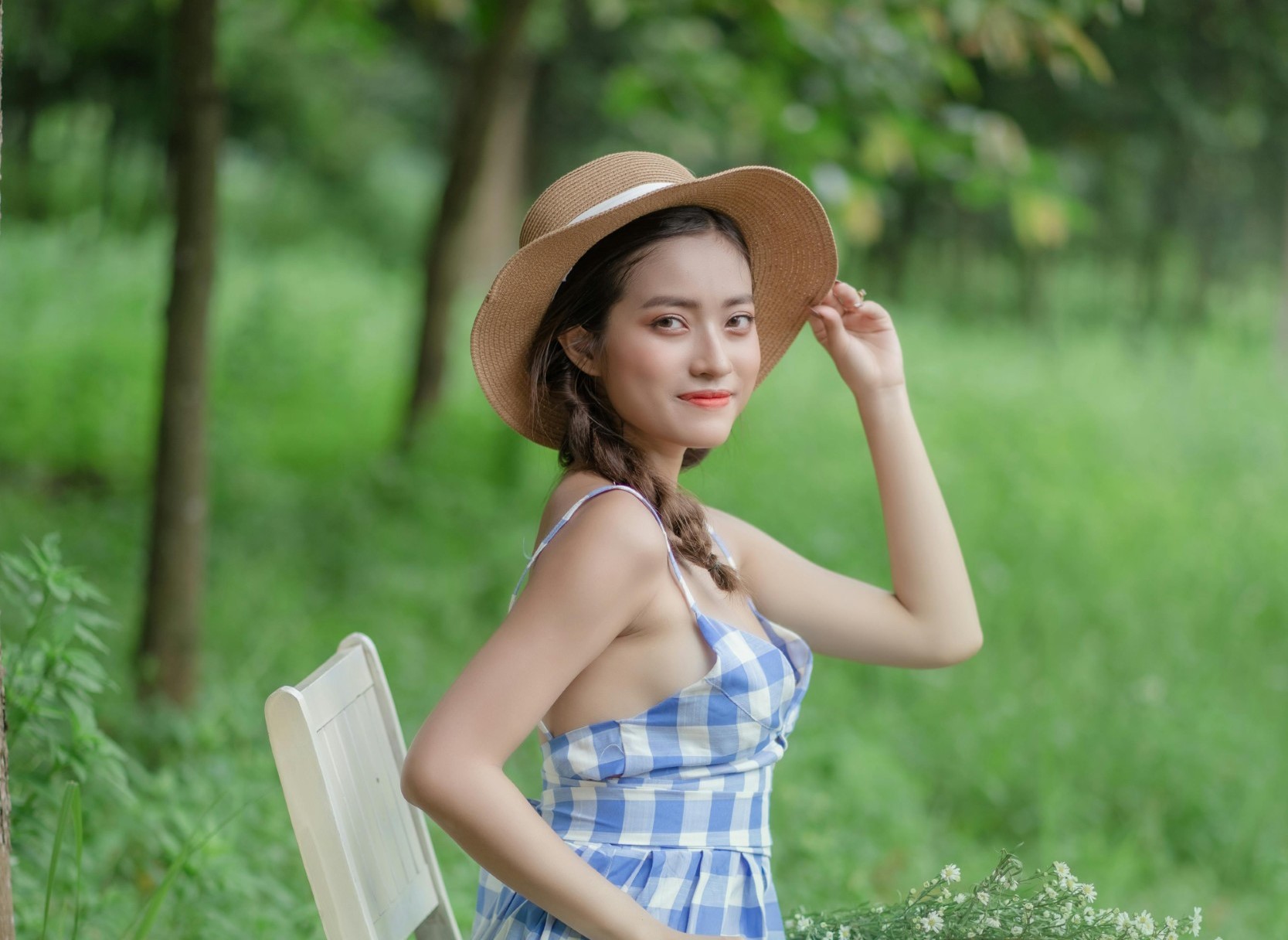 🌼 夏日田园少女｜蓝白格裙与青草的浪漫邂逅