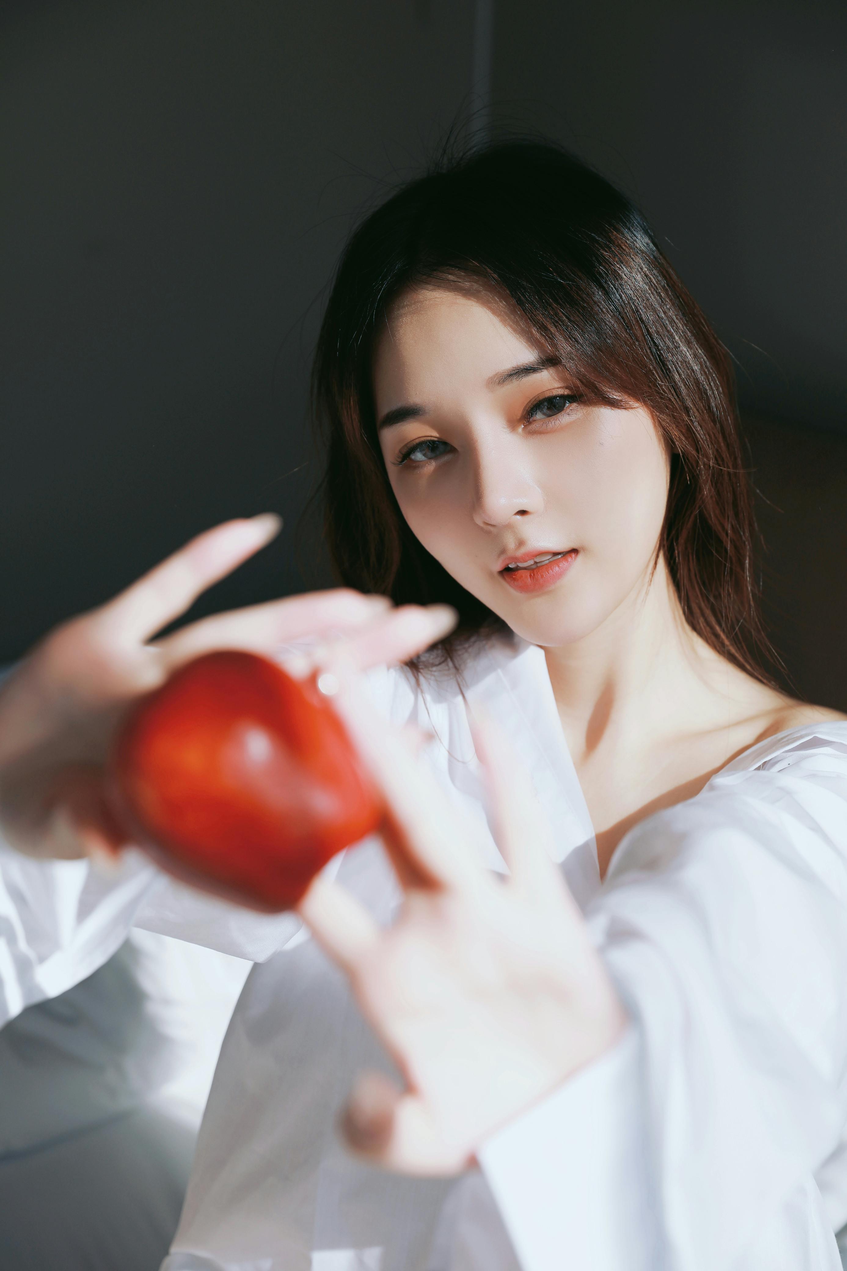 🍎白衬衫与红苹果｜光影里的慵懒氛围感✨