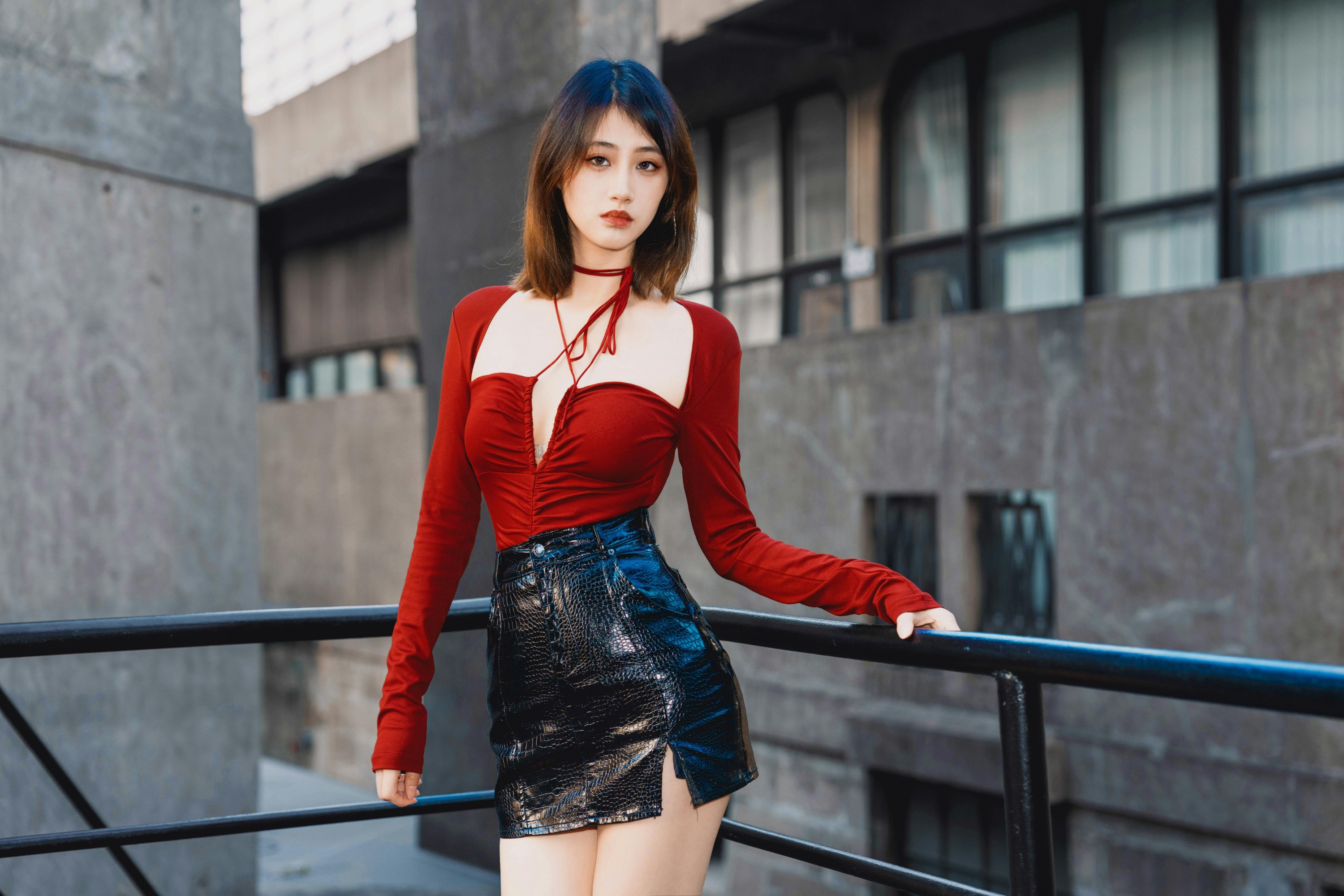 🔥红与黑的碰撞｜工业风里的冷艳辣妹写真✨