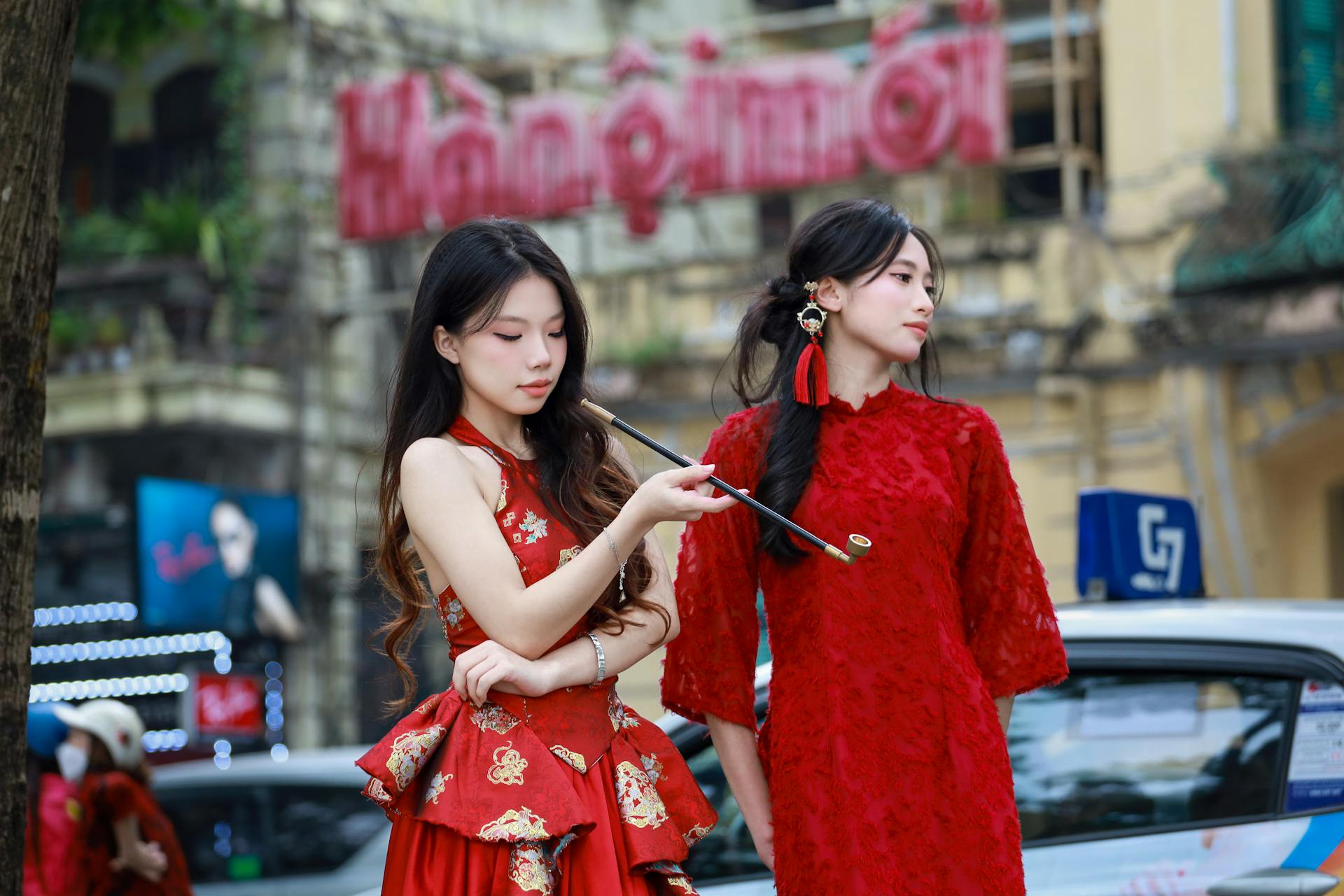 🪭 红裙新中式写真 | 折扇 + 湖景 | 拍出又酷又飒的东方氛围感