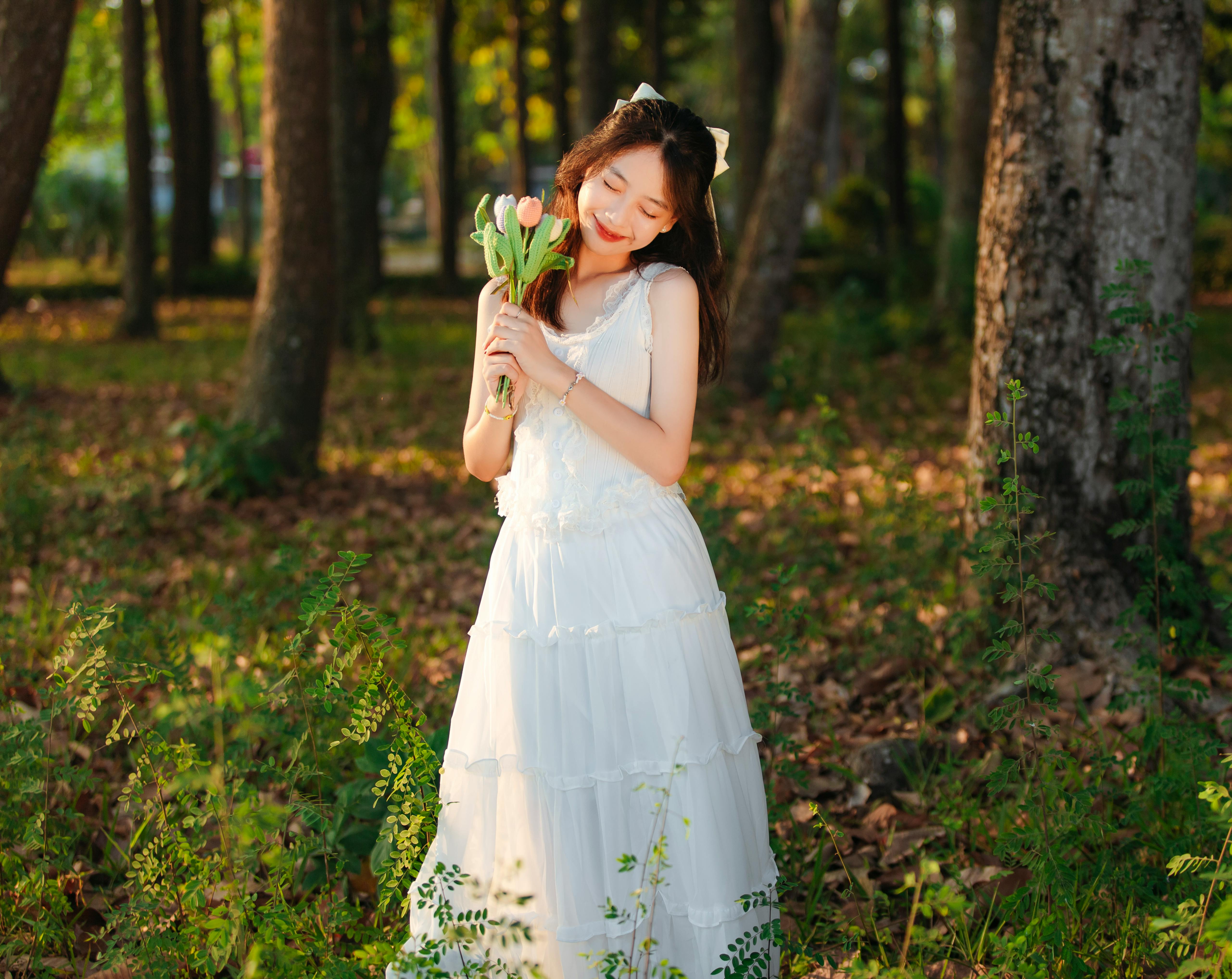 🌲 森系白裙写真｜林间光影与郁金香｜每一帧都是治愈系温柔🌲