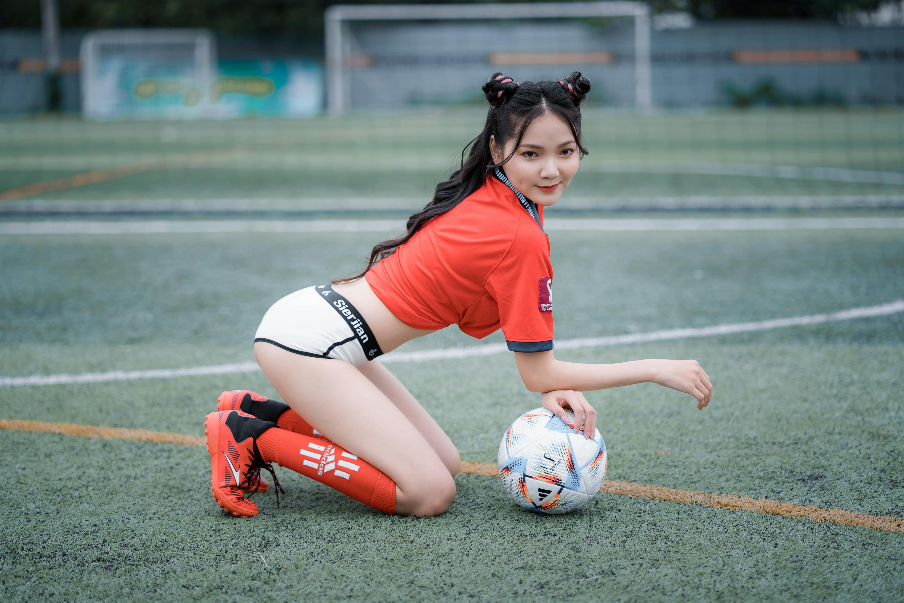 ⚽ 绿茵场上的足球少女｜活力与热情的碰撞