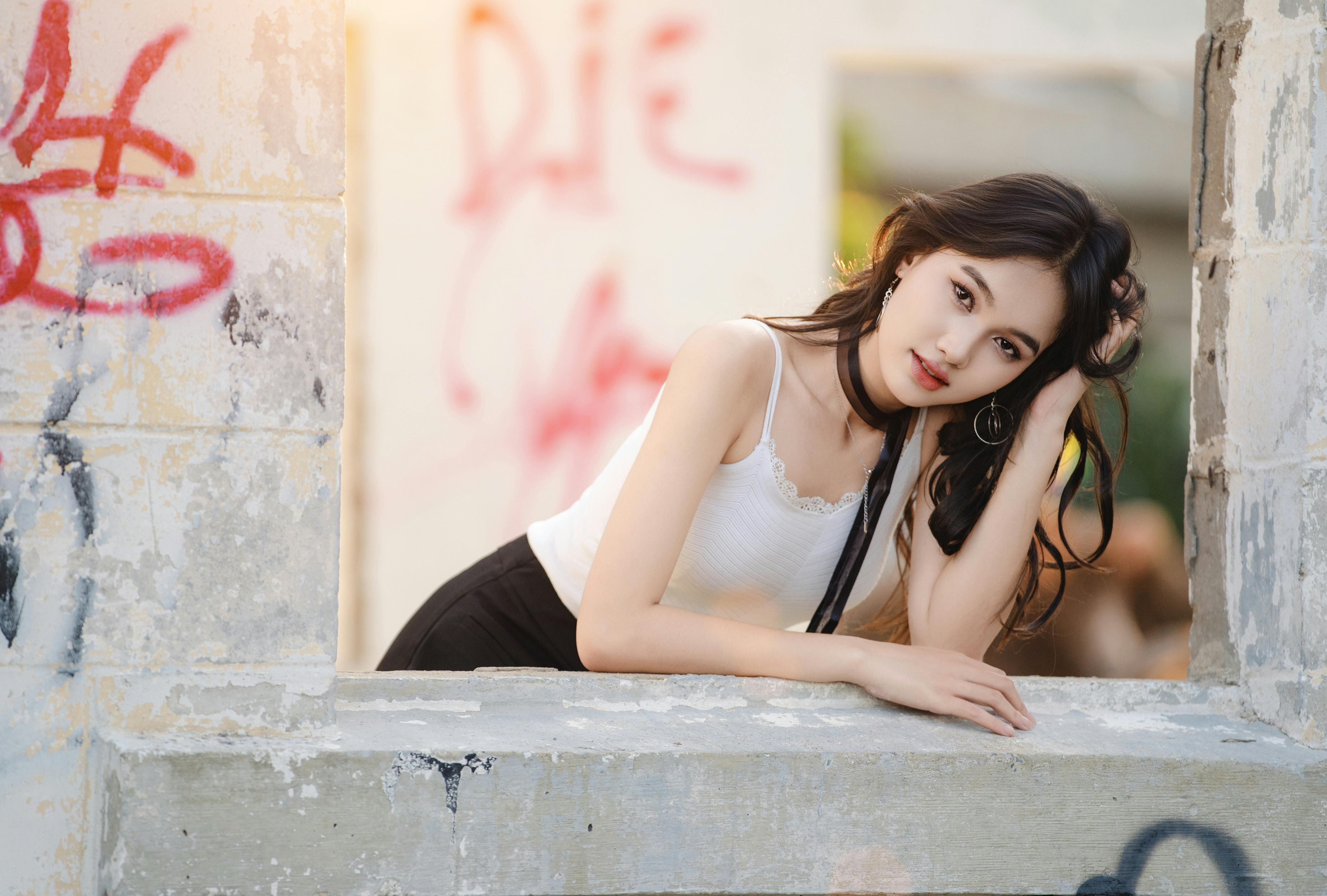 黑西装 + 白吊带，甜酷风封神✨