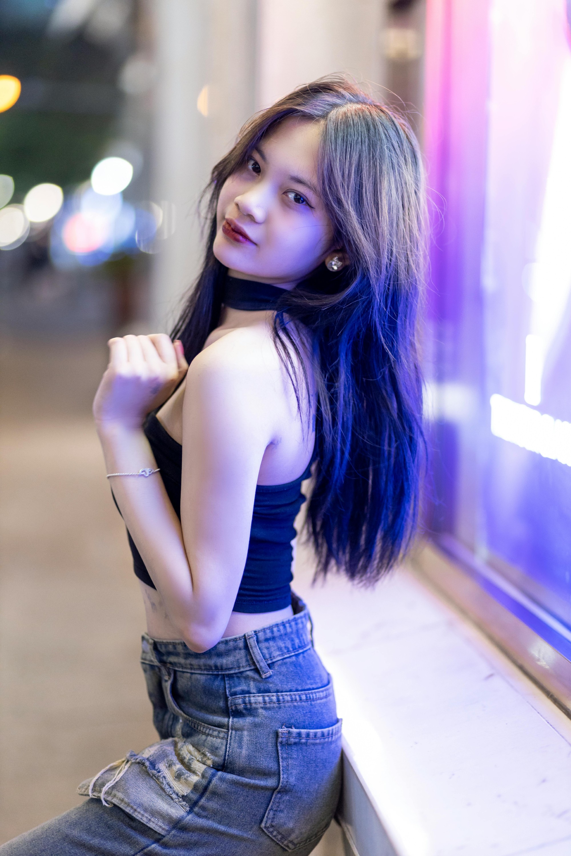 🏙️霓虹都市氛围感｜赛博紫蓝光影下的甜酷少女💜