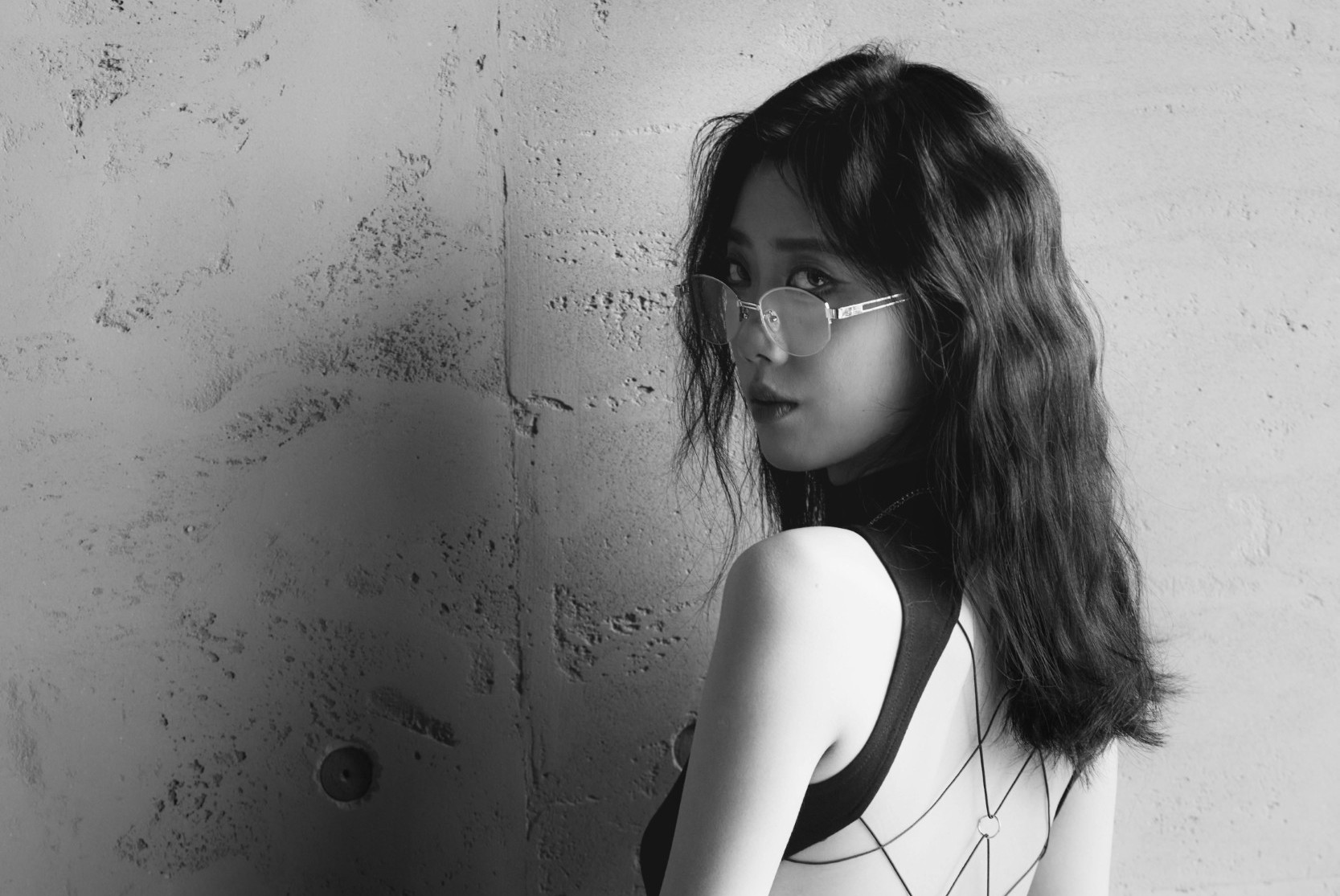 🖤黑裙与红玫：光影里的致命浪漫💋