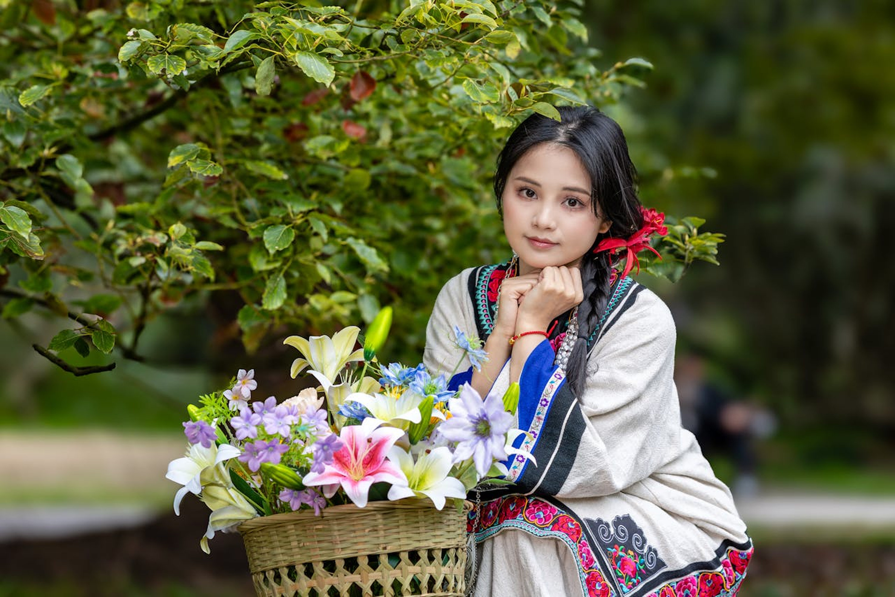 🌸当民族刺绣撞进花海💜银饰与繁花，是独属于春日的诗意呀🌼