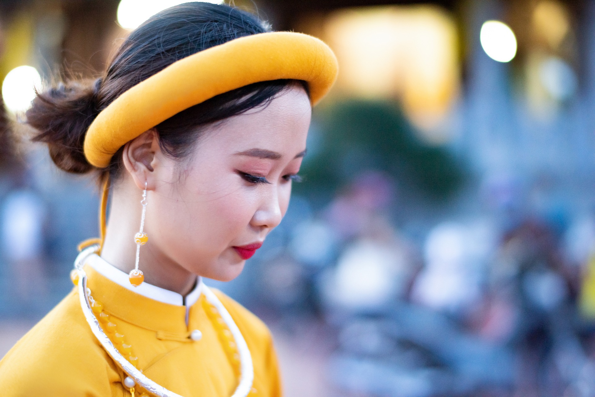 🌆蓝调时刻的黄裙少女｜传统服饰氛围感拉满｜温柔到骨子里💫