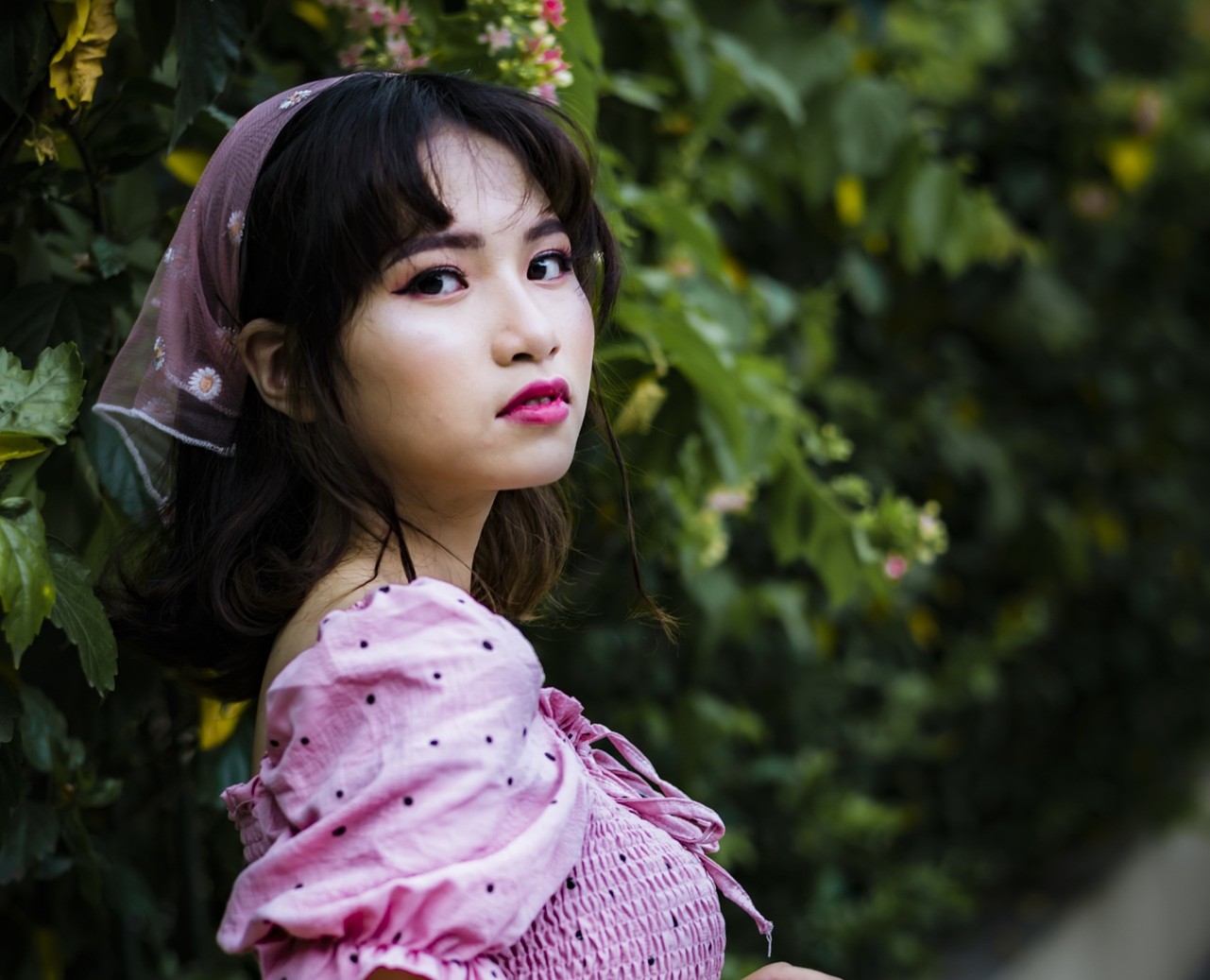 🌿街头绿意与粉裙｜元气少女日常｜每一帧都甜到冒泡💫