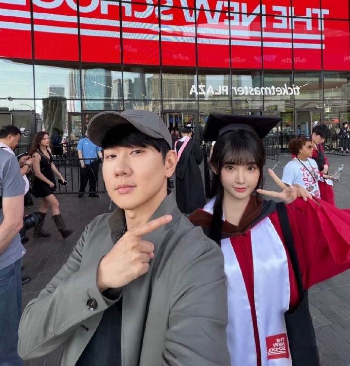 林俊杰携母赴美参加七七的毕业典礼：九宫格官宣引热议，两人年龄相差21岁引热议！