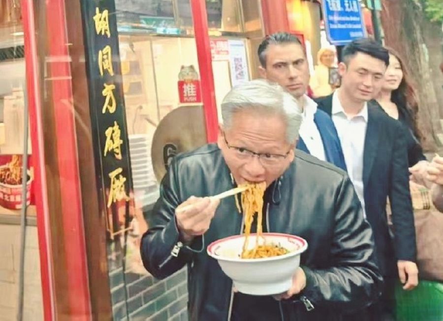 黄仁勋北京街头美食打卡火了：从炸酱面到豆汁，全程被围观