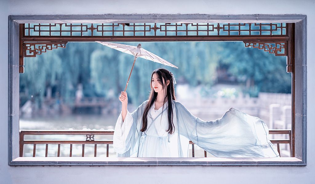 少女青衫渡水，笛声入江南