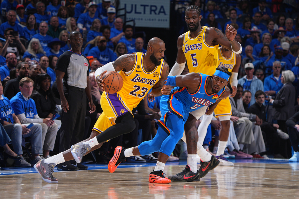 NBA西部半决赛G1：洛杉矶湖人90-108俄克拉荷马雷霆，詹姆斯用尽全力