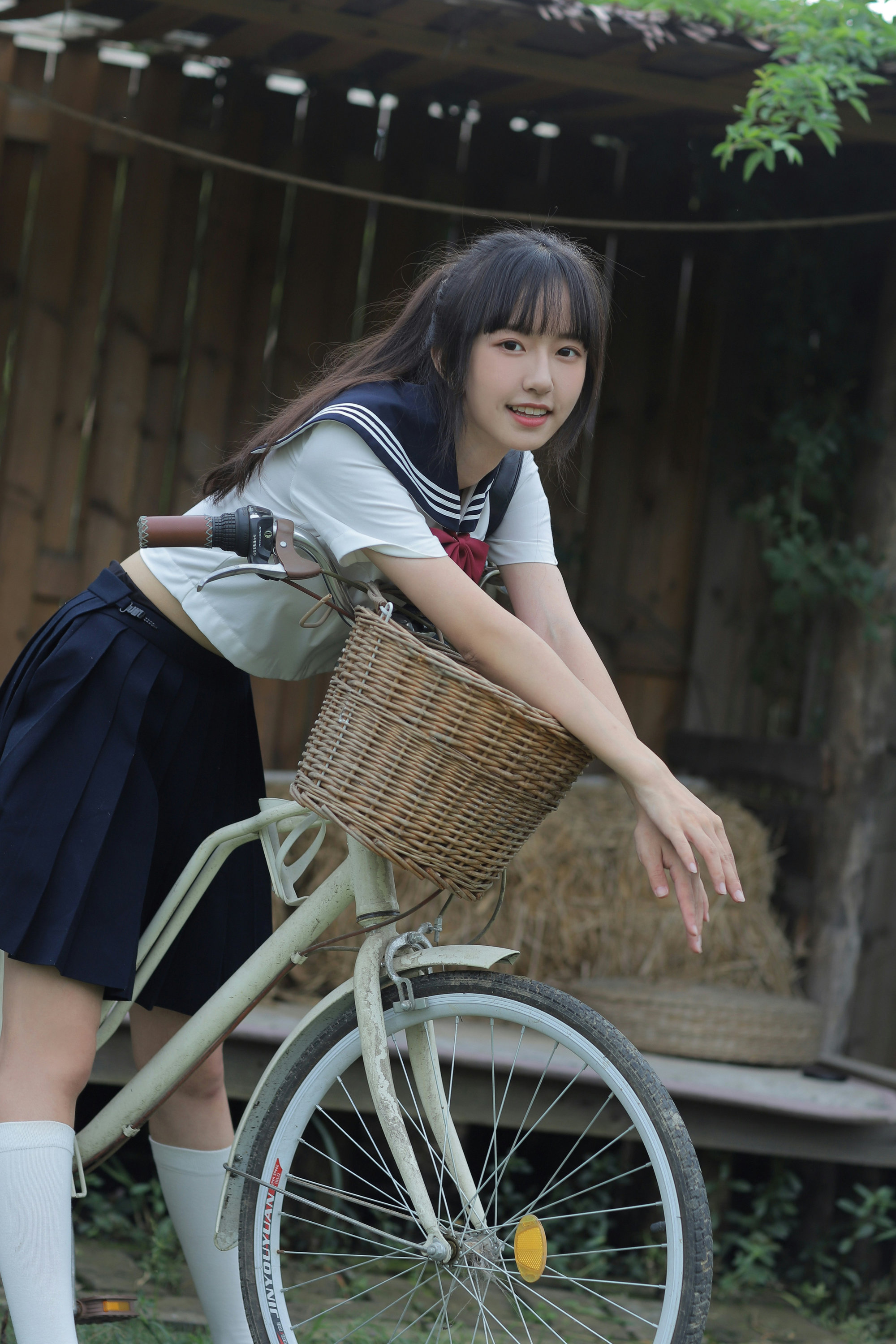 森系 JK 大片｜白栅栏前，她像从动漫里走出来的少女🌿