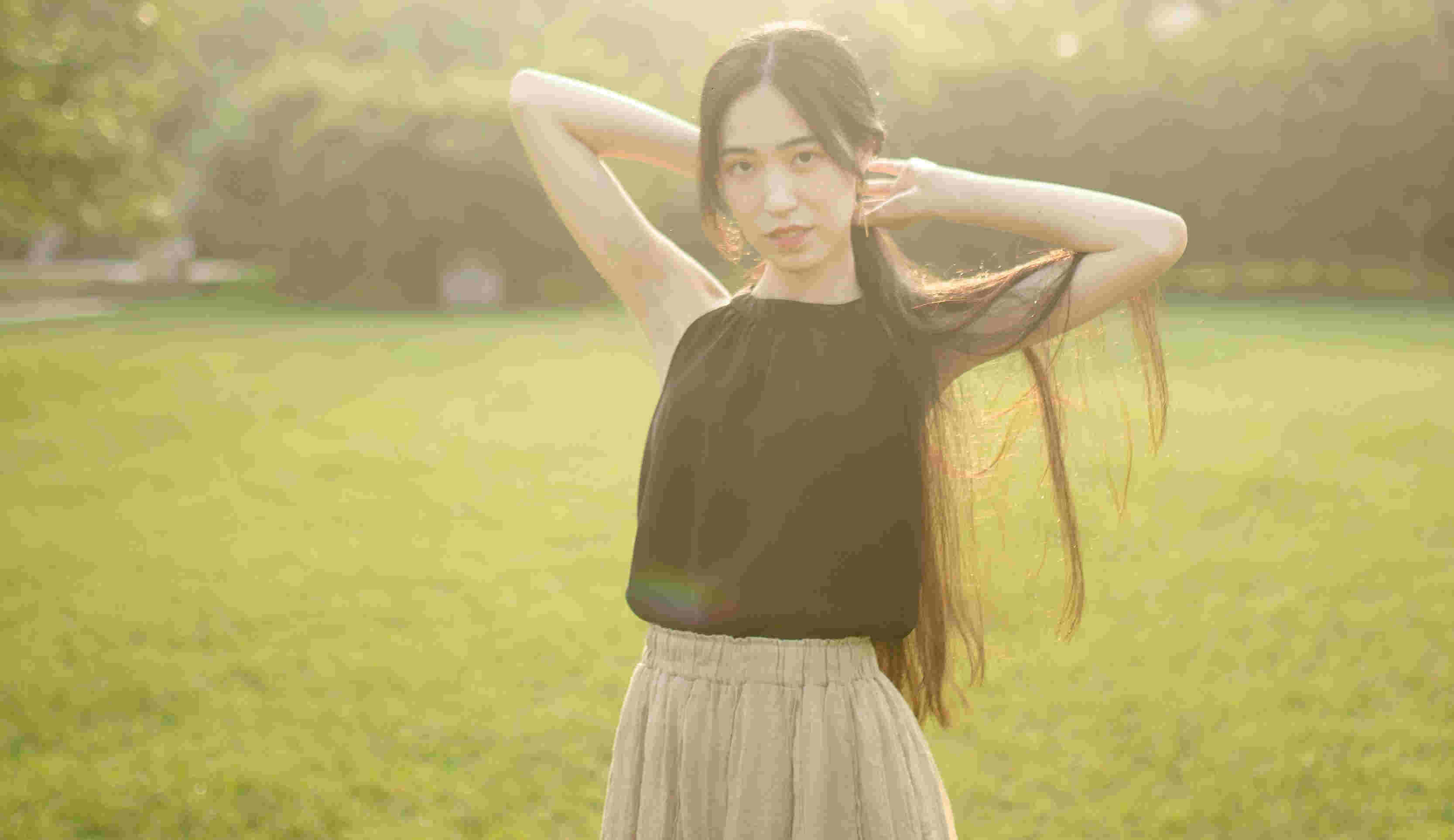 氛围感秘诀｜傍晚逆光 + 简约穿搭，一键解锁温柔松弛感