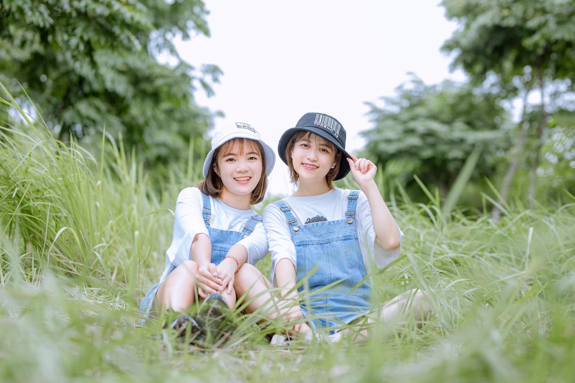 ☀️青春好友风｜蹲姿合影 / 托帽搞怪 / 手持野花，解锁鲜活气质