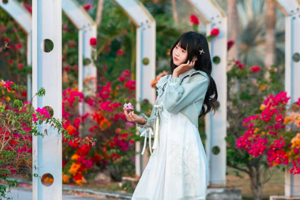 三角梅花墙 | 浅绿少女 | 夏天的温柔序章