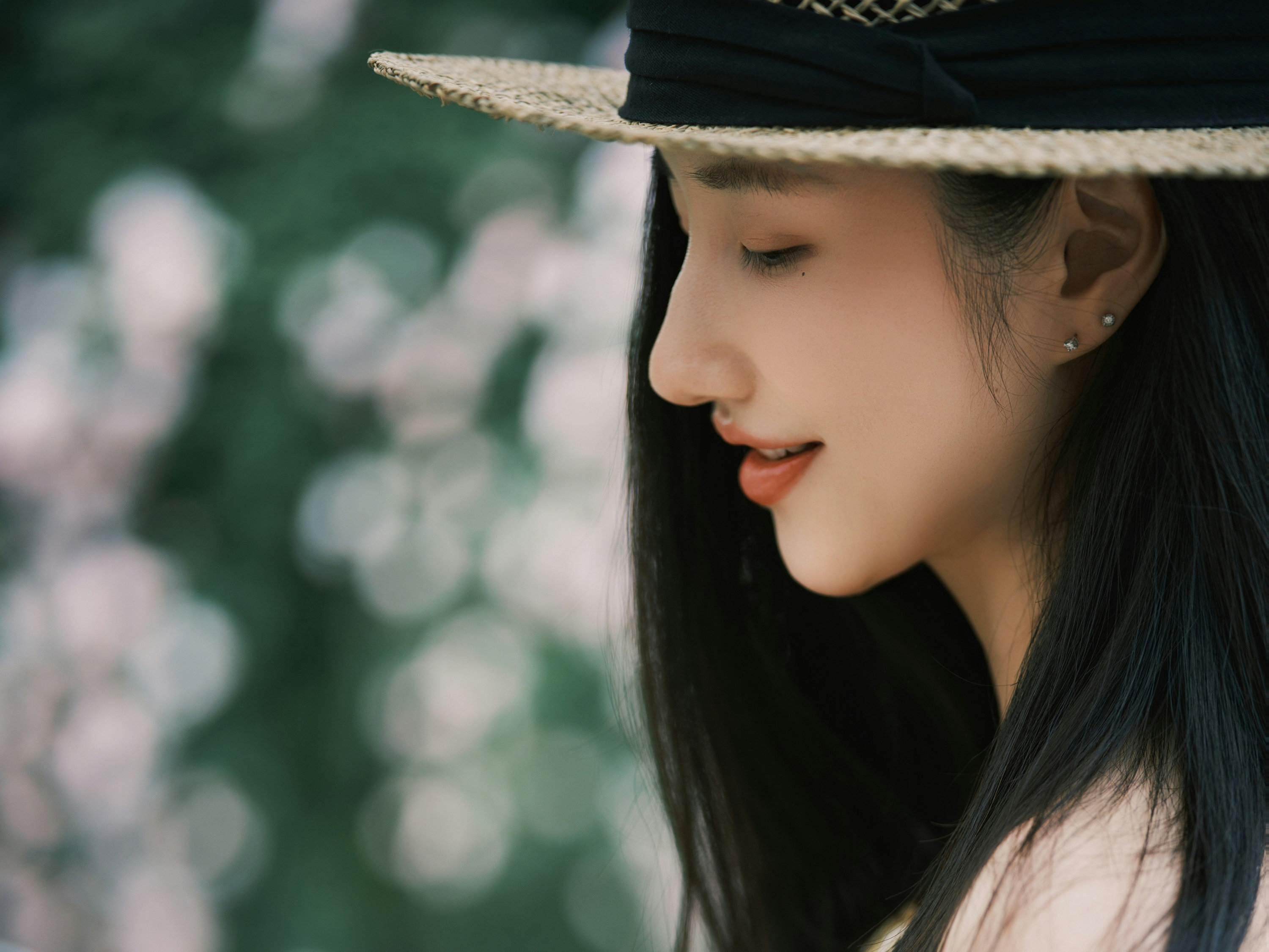 花园氛围感写真｜玫瑰墙前的法式少女📸