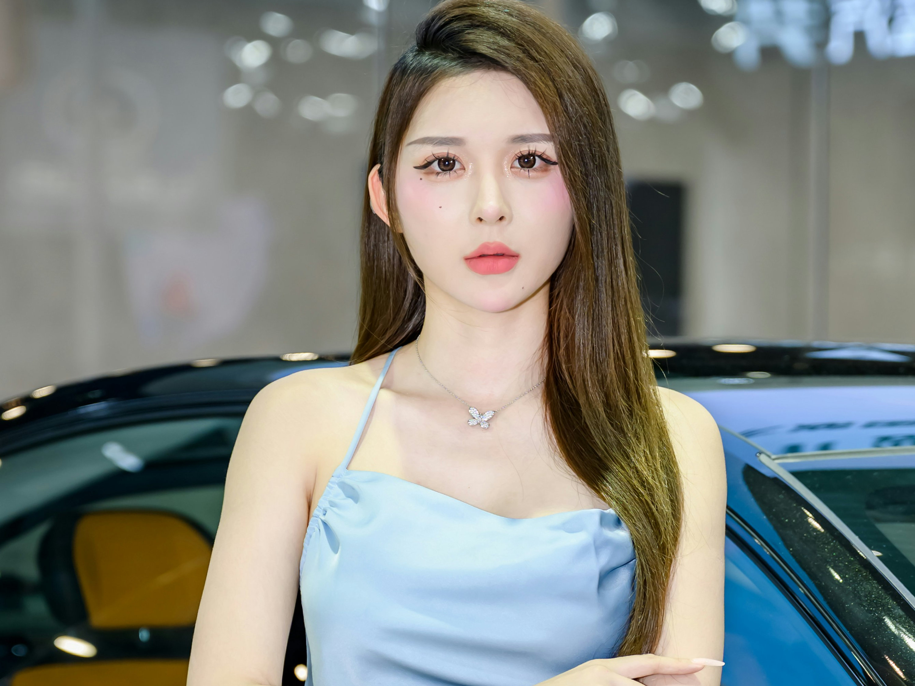 车展蓝裙写真｜被光影与温柔包裹的瞬间📸