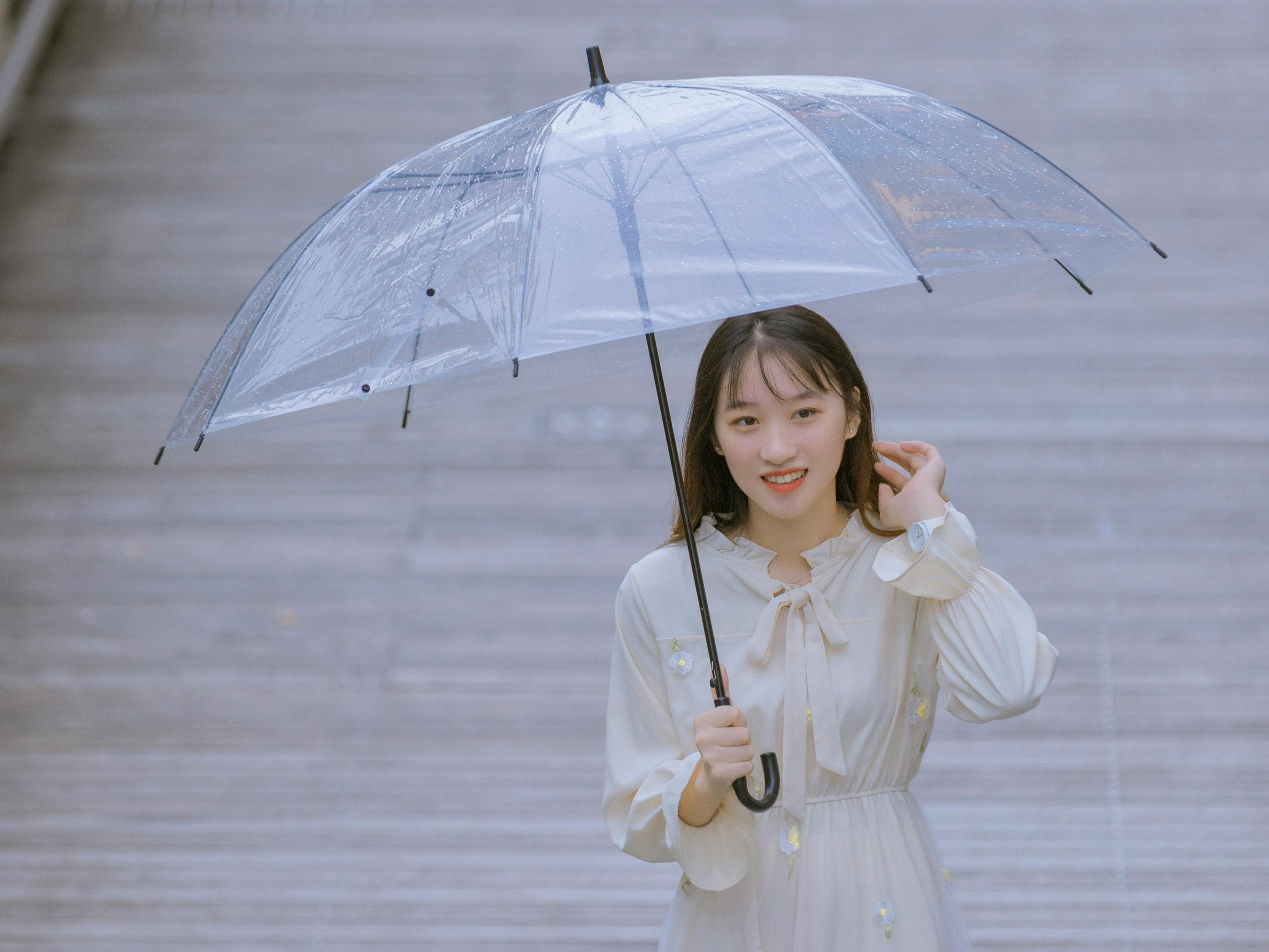 雨天城市随拍｜把少女感穿在身上的氛围感大片✨