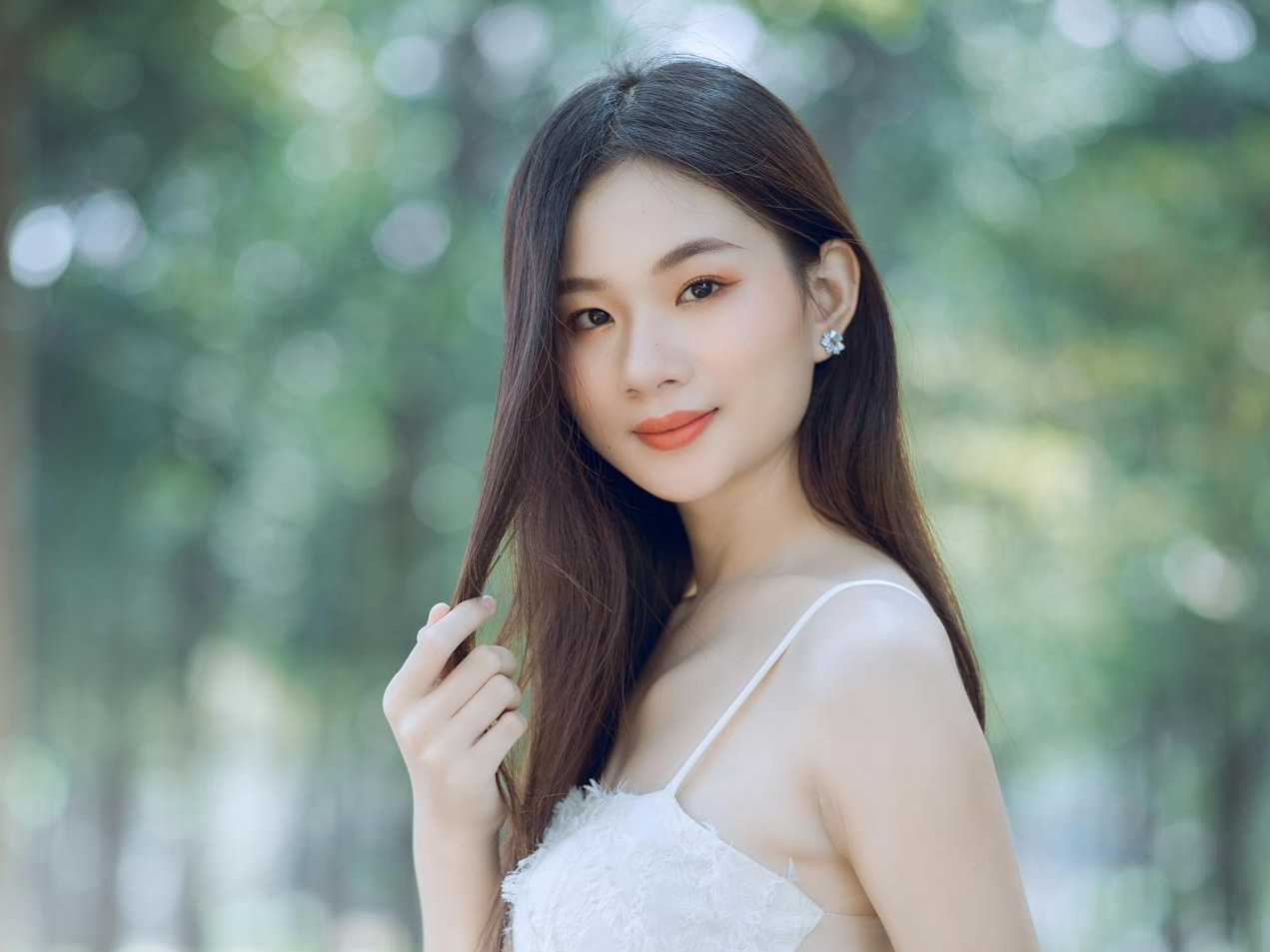 公园林间光影｜白吊带裙少女｜解锁轻氧温柔风📸