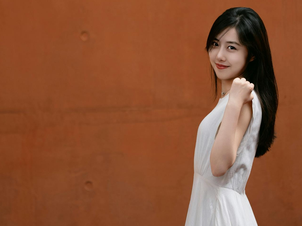 暖调红墙写真｜白裙少女与焦糖光影｜自带温柔氛围感滤镜✨