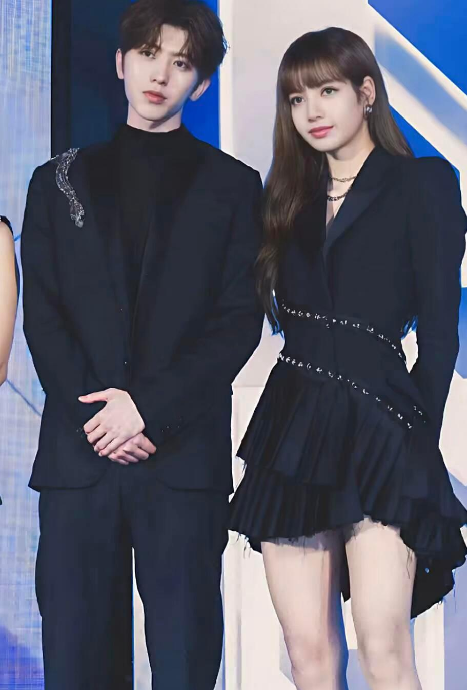 爆！Lisa蔡徐坤MetGala后台同框握手，时隔六年重逢，全网集体爷青回✨