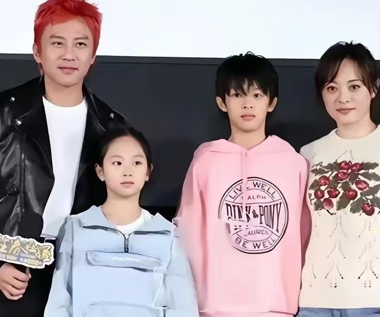 热搜炸了！邓超褪去明星光环，陪女儿参赛，网友：这才是好爸爸范本