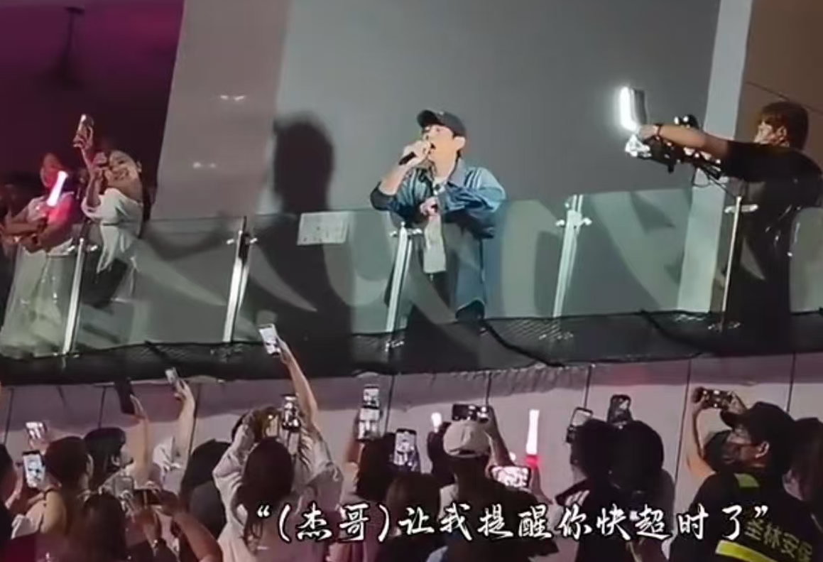 笑泪交织！谢娜演唱会险违约，张杰暗托何炅提醒，名场面太好哭✨
